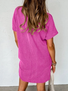 Vue arrière d'une robe plissée rose fuchsia avec plis verticaux et manches courtes