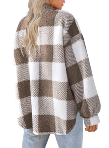 Detailansicht der Rückseite einer braun-weiß karierten Teddy-Jacke aus Sherpa-Fleece