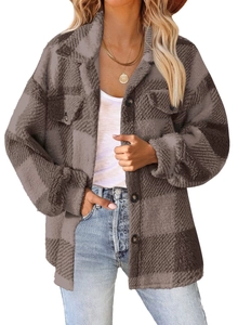Detail einer braun karierten Fleece-Jacke mit Knöpfen und Brusttaschen für Damen