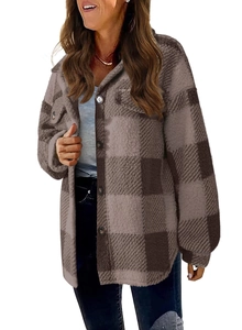 Detailaufnahme der braun-beige karierten Fleecejacke mit Knöpfen und weichem Plüschstoff
