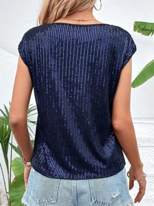 Vista dettagliata del retro di un top senza maniche blu navy con paillettes lucide