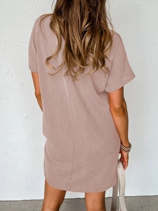 Détail de la texture en maille côtelée rose et du tissu doux sur la robe décontractée