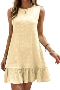 Détail de robe sans manches beige clair avec texture plissée et ourlet volanté