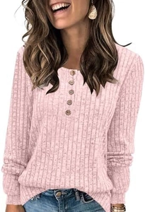 Dettaglio maglia Henley rosa a maniche lunghe in maglia a costine con cinque bottoni legno