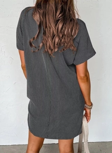 Vue arrière d'une robe grise foncée à manches courtes avec texture côtelée fine et coupe ample