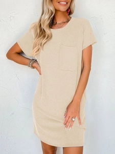 Robe t-shirt en maille beige à manches courtes avec col rond et poche poitrine