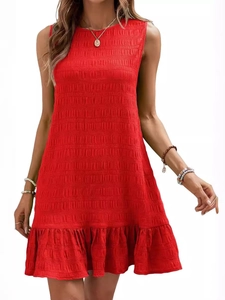 Robe rouge sans manches à col rond avec texture plissée et ourlet à volants élégant