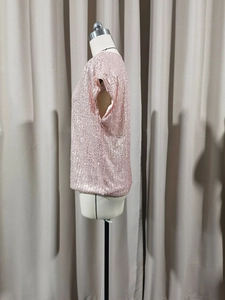 Dettaglio di paillettes rosa su un top senza maniche a girocollo con fodera liscia