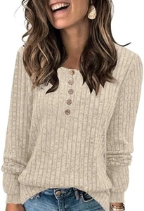 Dettaglio della maglia a coste beige con bottoni decorativi in legno sulla scollatura