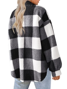 Rückansicht einer schwarz-weißen Sherpa-Jacke mit Karomuster, Rundsaum und Knopf-Design