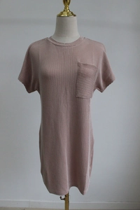 Détail d'une robe à col rond avec texture côtelée et poche carrée en rose pâle
