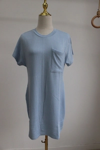 Détail de la texture en maille côtelée et de la poche avant de la robe d'été bleu clair