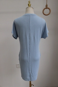 Détail de la robe en maille côtelée bleu ciel montrant la coupe arrière sur mannequin
