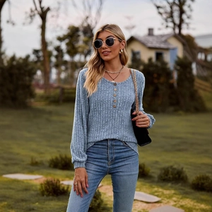 Top in maglia azzurro da donna a maniche lunghe con bottoni decorativi in legno