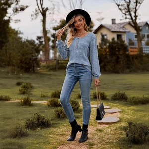 Top in maglia azzurro da donna con bottoni e trama a coste per abbigliamento casual autunnale