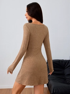 Vue détaillée du dos d'une robe courte ajustée à manches longues en tricot de couleur kaki