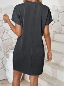 Robe courte noire ajustée pour femme avec texture plissée verticale et manches courtes