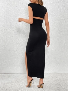 Robe longue noire moulante élégante avec dos nu et fente latérale pour un look chic