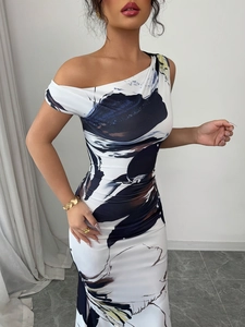 Robe fourreau à fleurs avec épaule dénudée et imprimé abstrait pour un look élégant