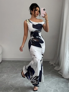 Robe longue moulante à fleurs avec une seule épaule et fronces élégantes à la taille