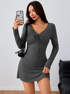 Robe courte en tricot gris foncé à manches longues avec col en V et cordon de serrage