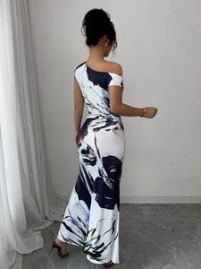 Détail de l'imprimé floral sur robe moulante à épaule dénudée montrant la coupe et les motifs