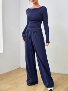 Dettaglio del set blu scuro con maglia a maniche lunghe e pantaloni a gamba larga