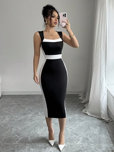 Détail d'une robe moulante chic contrastée noir et blanc avec encolure carrée