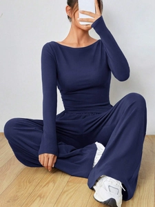 Dettaglio del morbido tessuto in maglia blu scuro su top a maniche lunghe e pantaloni