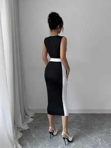 Robe midi sans manches bicolore noir et blanc coupe ajustée avec col carré chic