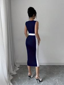 Robe midi sans manches bleu marine coupe ajustée avec bandes blanches et ceinture