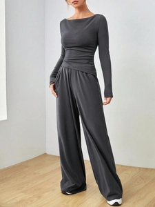 Vista dettagliata del set da donna grigio scuro con maglia a maniche lunghe e pantaloni
