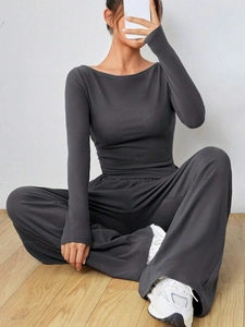 Set relax grigio scuro con top a maniche lunghe scollato e pantaloni larghi a vita alta