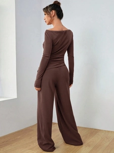 Vista posteriore del set marrone scuro con maglia a maniche lunghe e pantaloni larghi