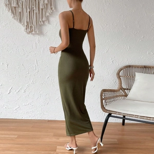 Vue arrière d'une robe longue en maille vert olive avec fines bretelles et texture côtelée