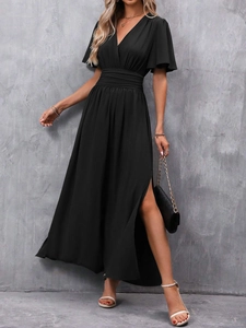 Détail d'une robe noire élégante à col en V avec manches volantées et fente haute