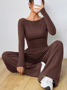 Dettaglio di un set da casa in maglia marrone cioccolato con top e pantaloni larghi