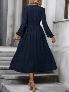 Detail der dunkelblauen Swiss-Dot-Struktur am Langarmkleid mit Gummizug und A-Linien-Saum