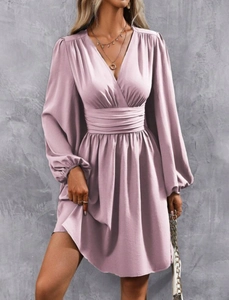 Detail of V-neck long sleeve dress with pleated waist and lantern sleeves in mauve color