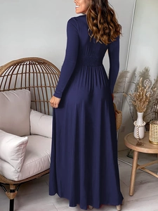 Détail de la robe bleu marine élégante avec taille élastique plissée et ourlet fluide