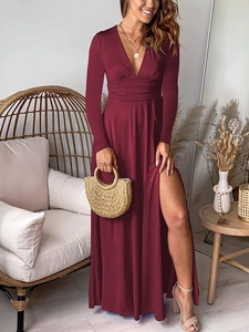 Détail du décolleté plongeant en V et de la taille haute froncée sur la robe bordeaux