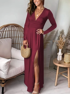 Détail de la robe bordeaux col en V profond avec taille froncée et fente latérale