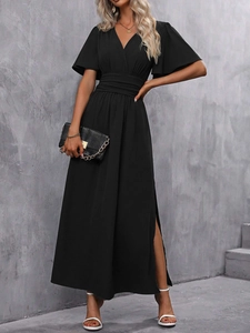 Détail de la robe noire à col en V avec manches à volants et fente latérale haute