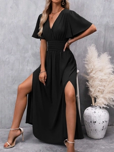 Détail d'une robe longue noire élégante à col en V avec manches volantées et fente