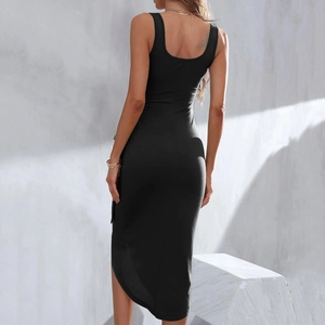Détail d'une robe noire sans manches à dos nu, tissu côtelé et ourlet asymétrique