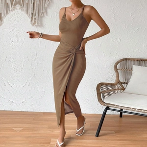 Vue détaillée de la robe en maille marron avec nœud à la taille et fente latérale haute