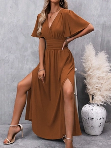 Détail d'une robe longue caramel élégante avec manches papillon et fentes hautes