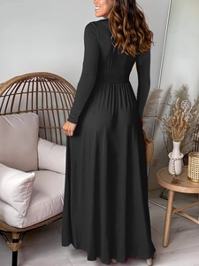 Détail de la taille haute élastique plissée et du tissu noir fluide sur cette robe longue