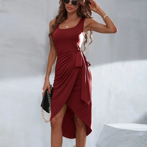 Robe midi sans manches rouge vin avec taille froncée et ourlet asymétrique chic