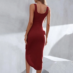 Détail d'une robe sans manches rouge foncé avec dos nu et ourlet asymétrique élégant